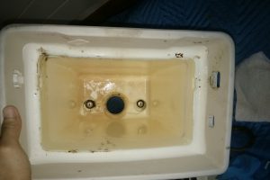 札幌市西区 トイレの水漏れ修理 タンク解体