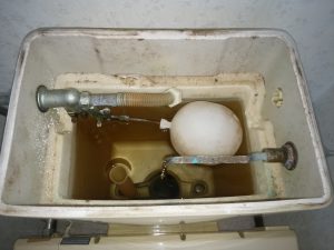 江別市 トイレの水漏れ修理 修理前のタンク内