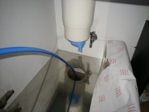 札幌市南区 排水管の高圧洗浄 キッチンの排水管洗浄中