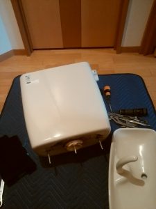 札幌市 南区 澄川 トイレの水漏れ タンク取り外し