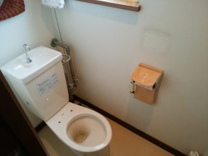 札幌市 南区 澄川 トイレの便座交換 交換中