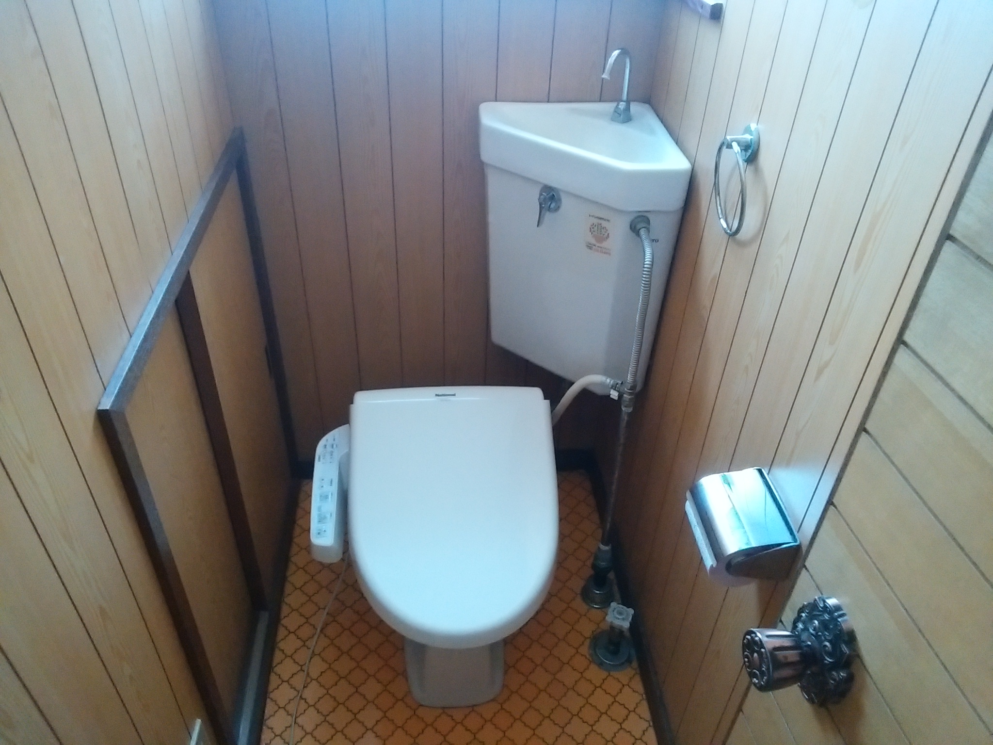 札幌市 東区 北丘珠 トイレ 不具合 の修理 ｜流した後、水が止まらない… 札幌で水漏れ・つまりの修理なら
