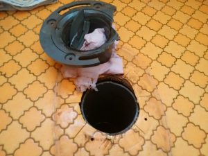札幌市 東区 北丘珠 トイレ 不具合 の修理 床フランジ破損