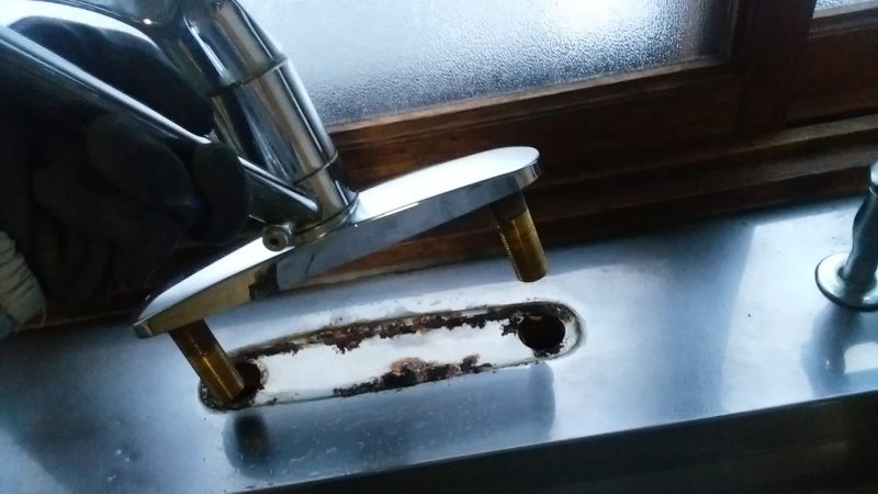 札幌市 手稲区 前田 キッチン 蛇口 水漏れ 修理 ｜点検口を開口しました