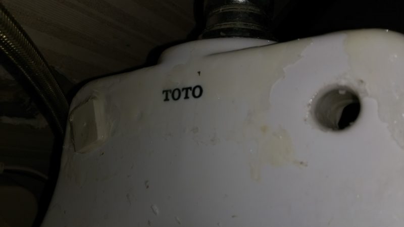 札幌市 東区 トイレ 温水洗浄便座 破損不具合 修理 ｜接着剤で固定されていました