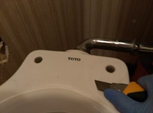 札幌市 東区 トイレ 温水洗浄便座 破損不具合　接着剤の除去