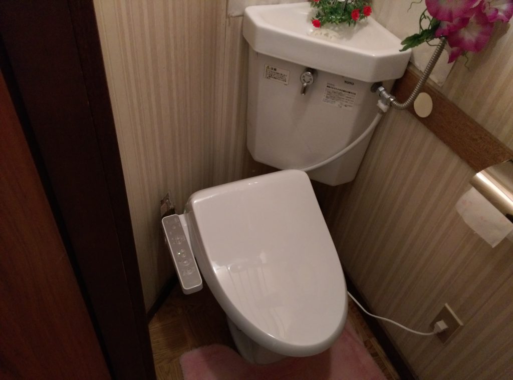 札幌市 東区 トイレ 温水洗浄便座 破損不具合 修理 ｜接着剤で固定されていました 札幌で水漏れ・つまりの修理