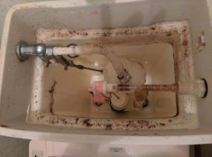 トイレ の 水漏れ 修理 ｜ 札幌市東区　タンク内